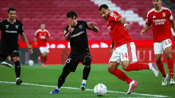 Benfica 2 kez öne geçtiği maçta Academico ile berabere kaldı