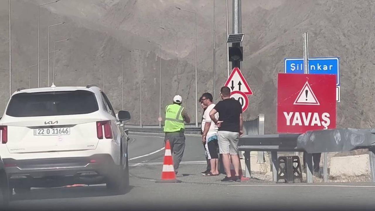 Uluslararası yol saatlerce kapandı: Yurttaşlar tepkili