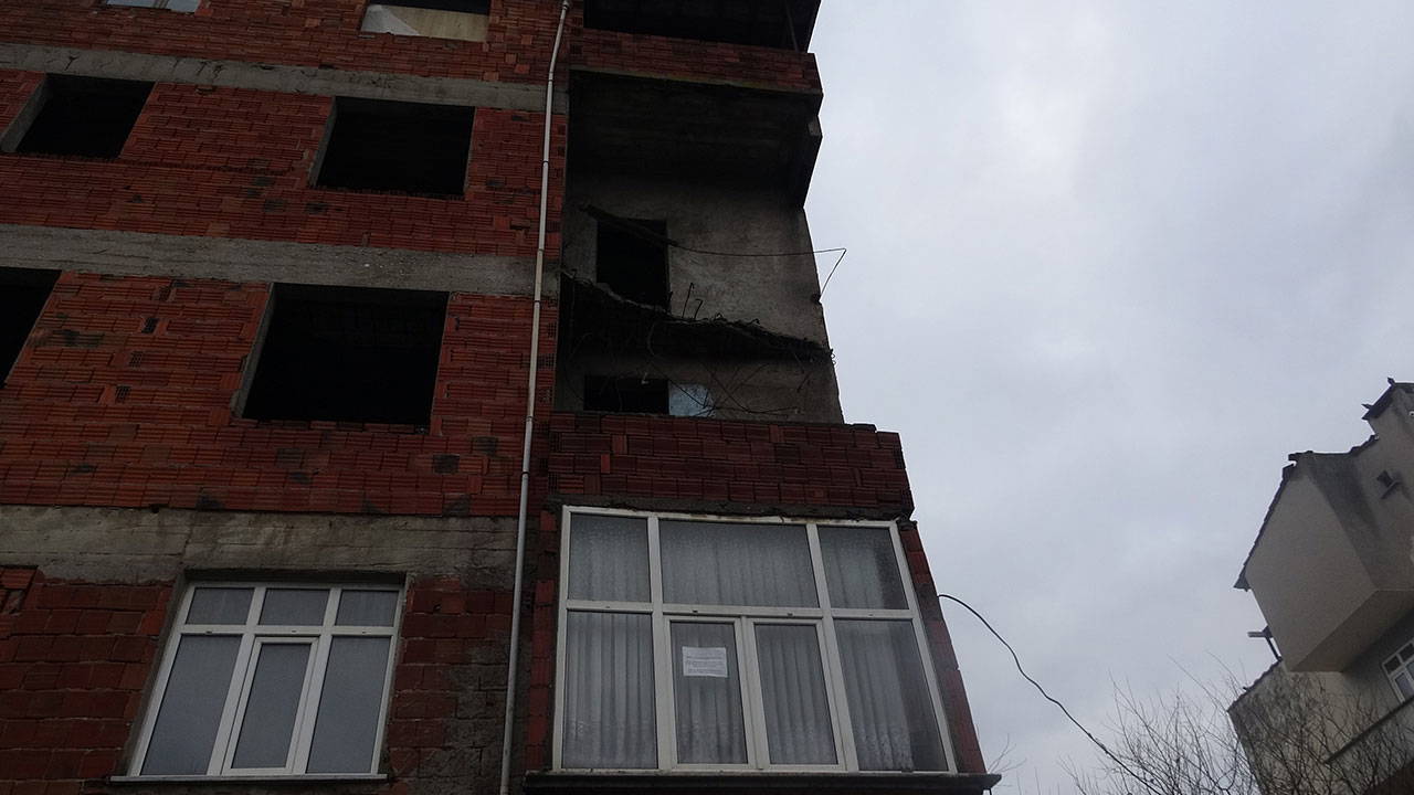Sultanbeyli'de bir evin balkonu çöktü: Araçlar zarar gördü!