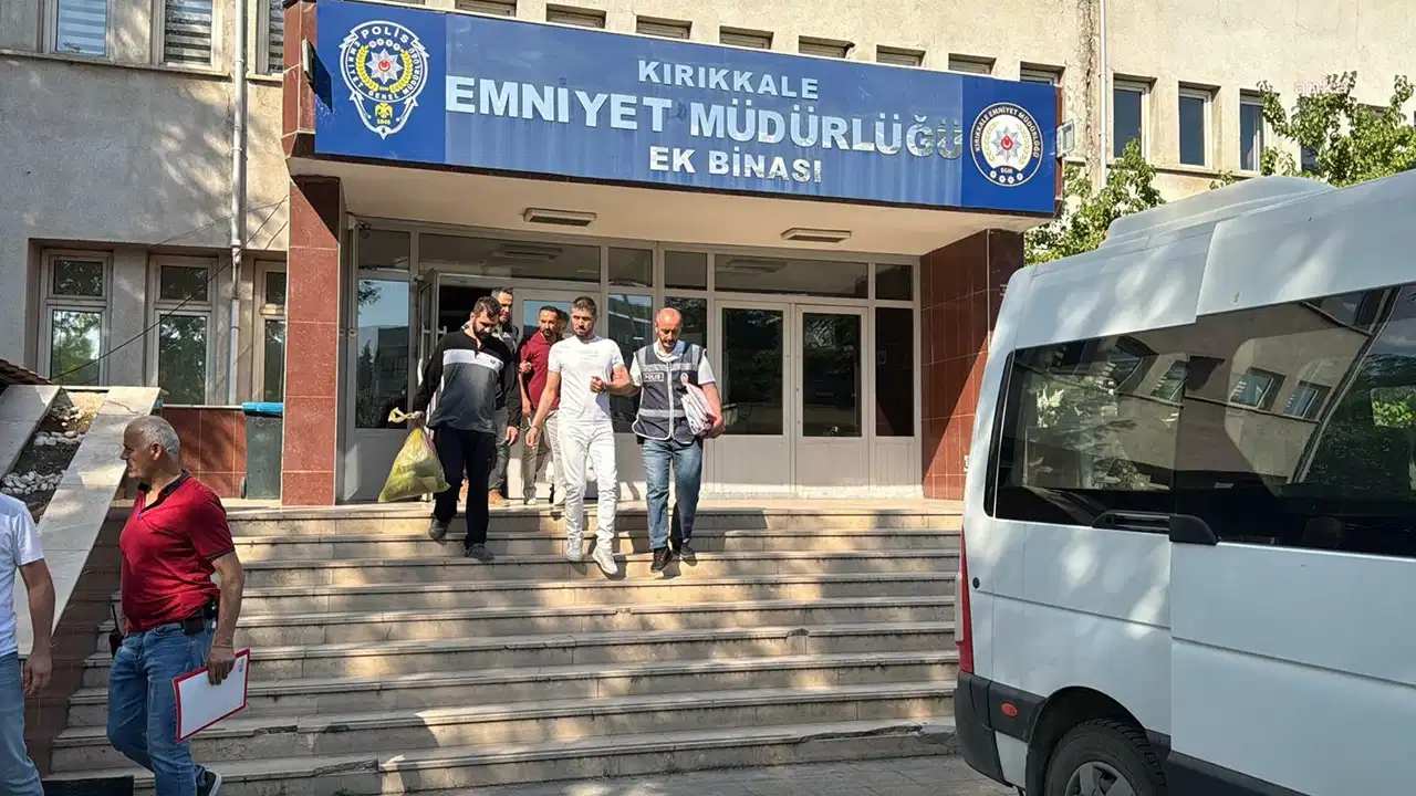 'Hırsızlık'tan aranıyordu: Tuvalet kapısının arkasında saklanırken yakalandı