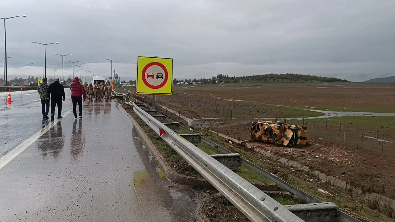Gaziantep'te askeri araç devrildi: 10 asker yaralandı