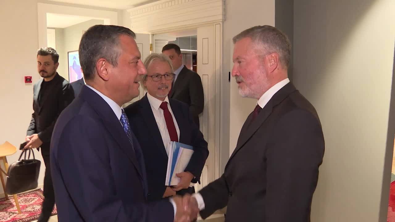 CHP lideri Özel, büyükelçilerle bir araya geldi