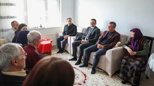 Özgür Özel'den öğretmen Fatma Nur Çelik’in ailesine ziyaret!