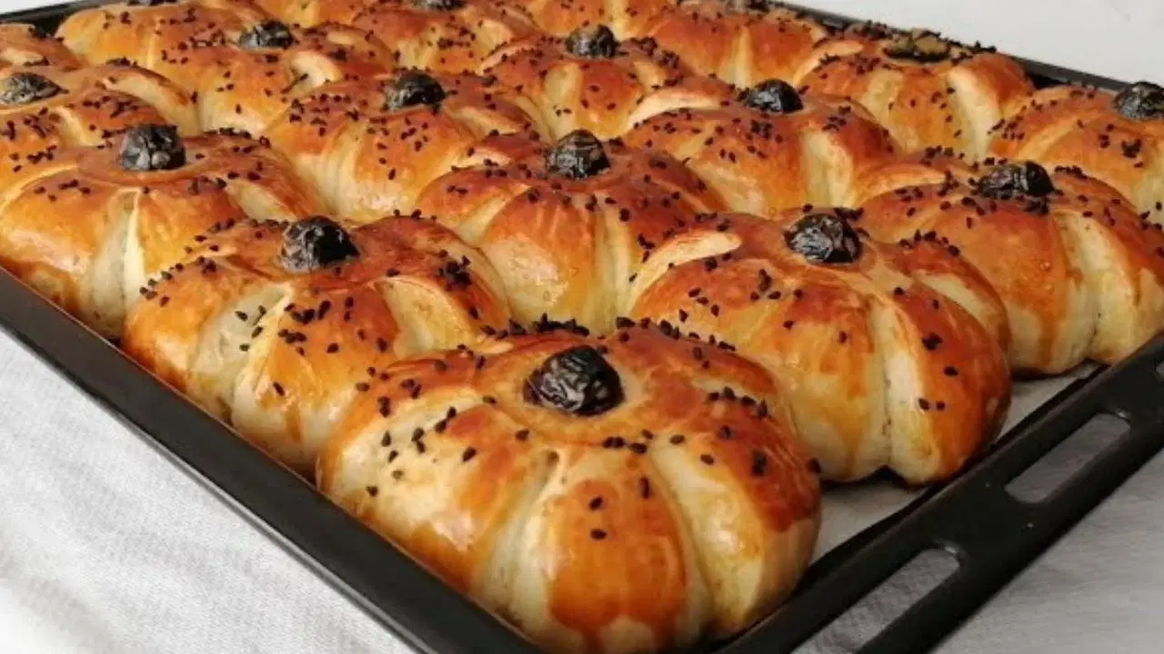 Şekliyle büyüleyen yumuşacık lezzet: Çiçek poğaça tarifi