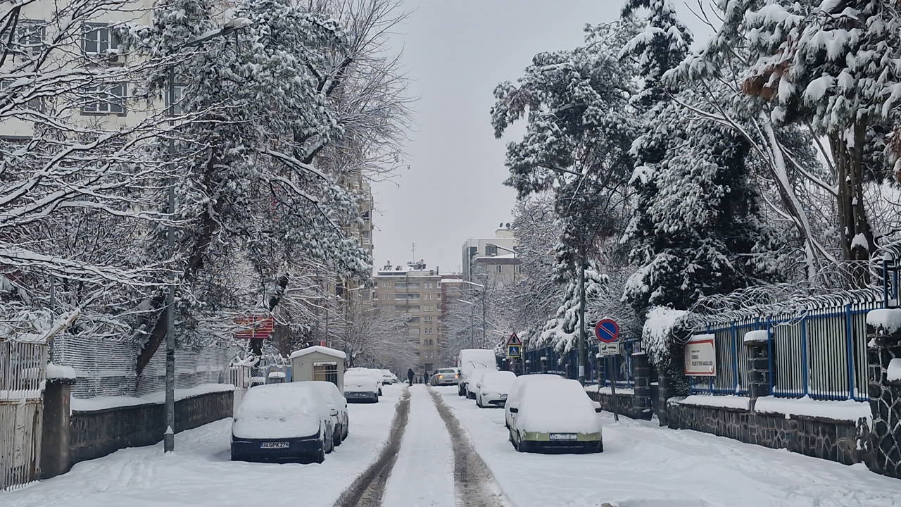 Diyarbakır'da kar yağışı: Bazı uçak seferleri iptal edildi