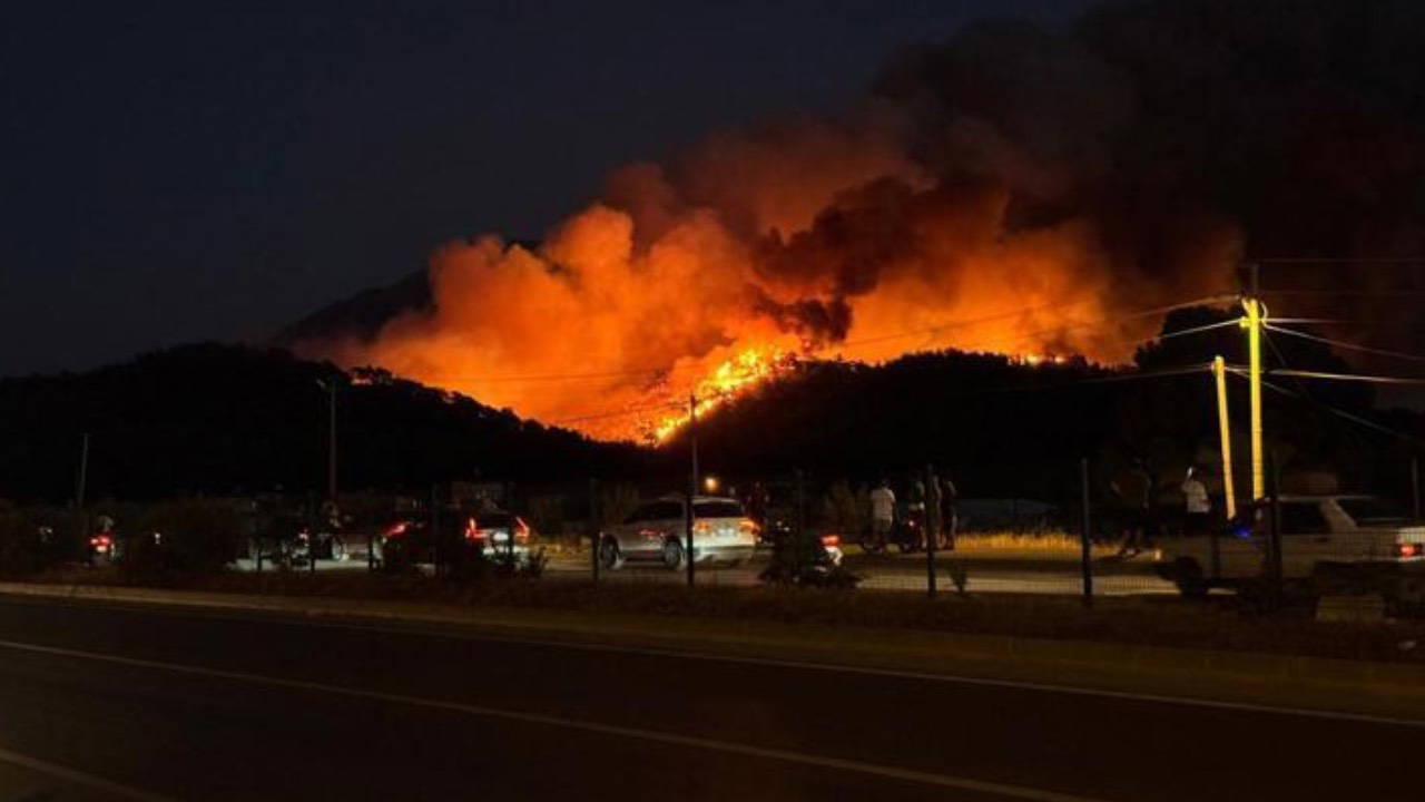 Fethiye’deki orman yangını evlere sıçradı, tahliye çalışmaları sürüyor