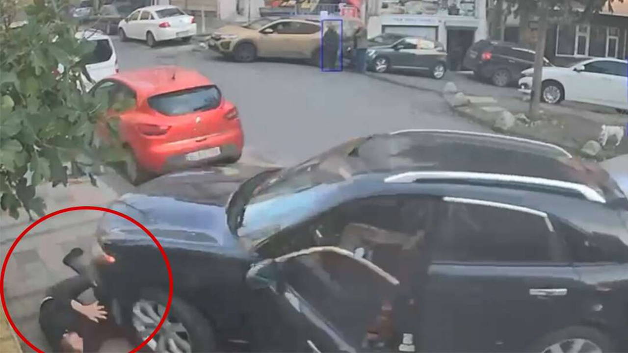 İzleyenleri hayrete düşüren kaza: Sürdüğü araç üzerinden geçip duvara sıkıştırdı