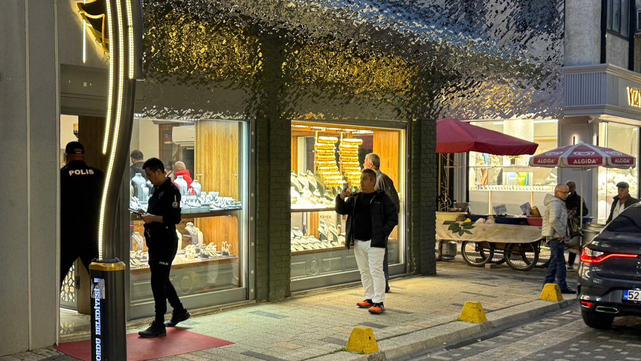 Kuyumcudan 2 milyon liralık altın çaldı, başka ilde yakalandı!