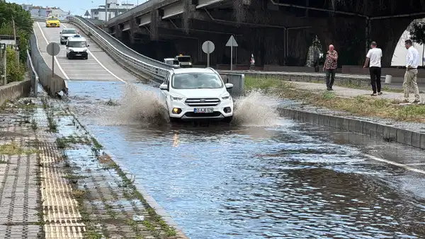 Samsun'da sağanak etkili oldu: Sürücüler zor anlar yaşadı