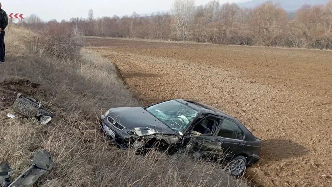 Tokat’ta iki otomobil kafa kafaya çarpıştı: 3 yaralı