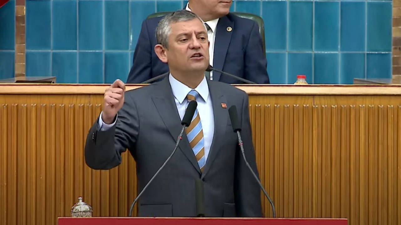 Özgür Özel'den grup toplantısında Turizm Bakanı Ersoy'a 'Yunanistan' göndermesi: 'Orada bakanların nasıl istifa ettiğini öğren'
