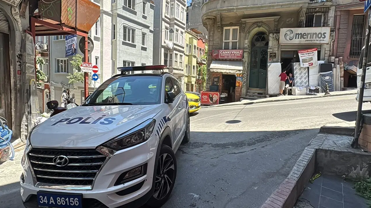 Beyoğlu'nda Patlayıcı Saldırısı: Bina ve Araçlarda Maddi Hasar
