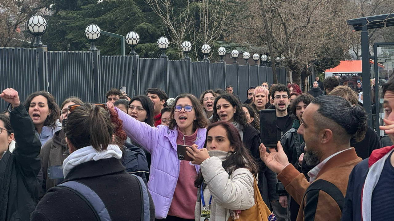 Ankara Üniversitesi Veteriner Fakültesi'nde köpeklerin toplatılmasına tepki: 'Her pazartesi dekanlık önünde hayvanlarımız için sesimizi çıkartacağız'