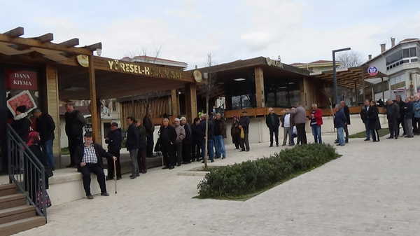 Edirne'de Halk Kasap önünde kuyruk: '75 yaşındayım ayakta dikiliyorum, 150-200 lira daha ucuza alalım diye'