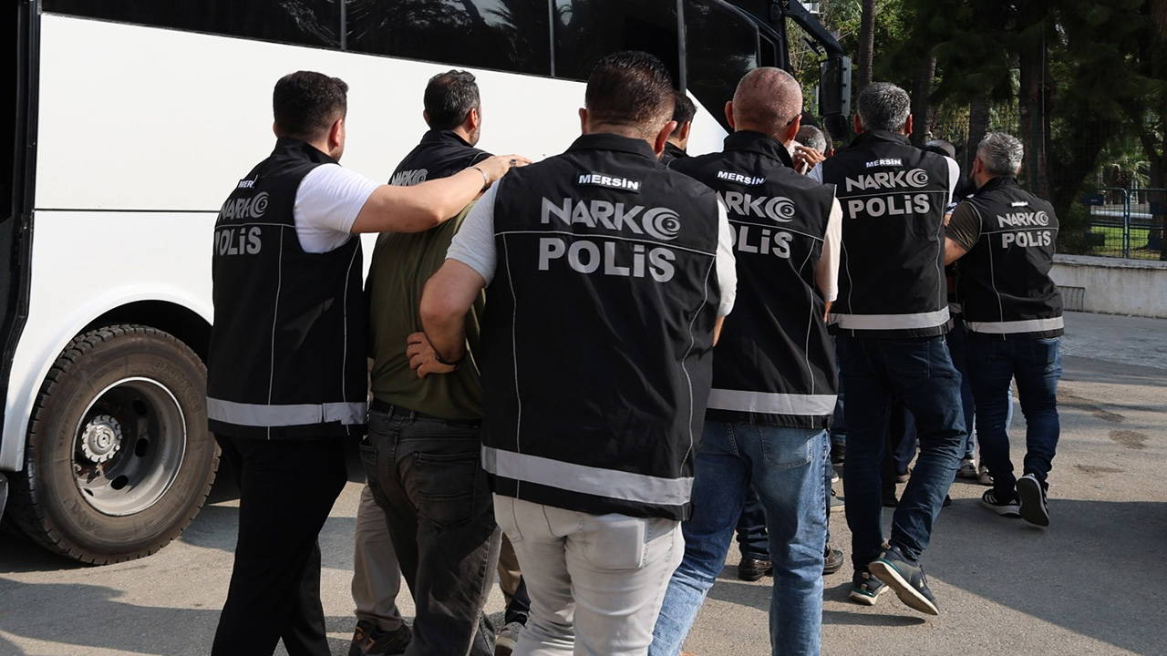 Mersin'de 3,5 milyon uyuşturucu hap ele geçirilen operasyonda 8 şüpheli adliyede