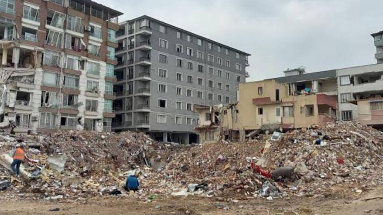 Depremde 88 kişiye mezar olan Elit Apartmanı davası... Müşteki avukatı: "Müteahhit Tümyürek ev hapsi kuralını ihlal etti"
