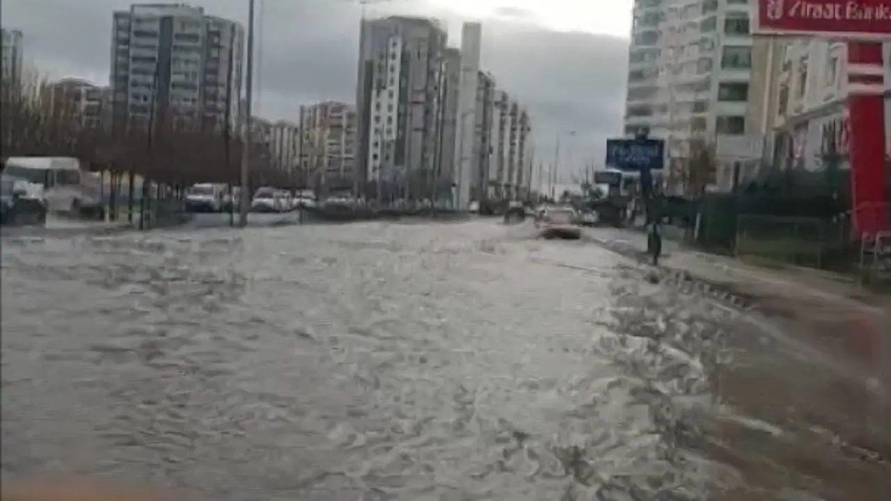 Diyarbakır’da sağanak sele neden oldu: Köprü su altında kaldı
