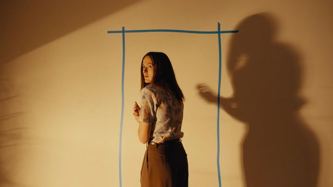 Kane Parsons’ın yönettiği korku-gerilim Arka Odalar (Backrooms) vizyonda