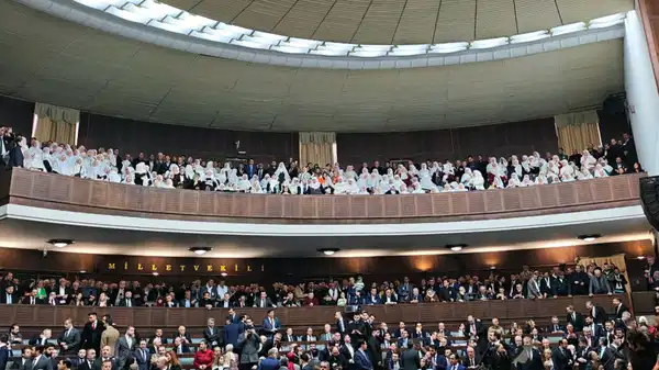 Erdoğan grup konuşmasında: Davetli beyaz tülbentli kadınlar da salonda