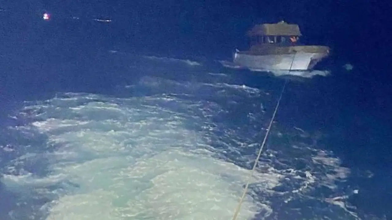 Çanakkale Boğazı'nda 3 kişinin bulunduğu sürüklenen tekne kurtarıldı