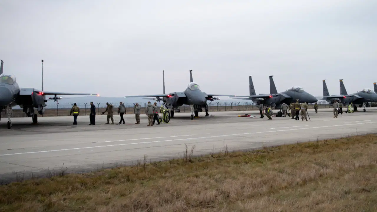 ABD'ye ait 12 adet F-22 tipi savaş uçağının, İsrail'de bir askeri üsse iniş yaptığı bildirildi