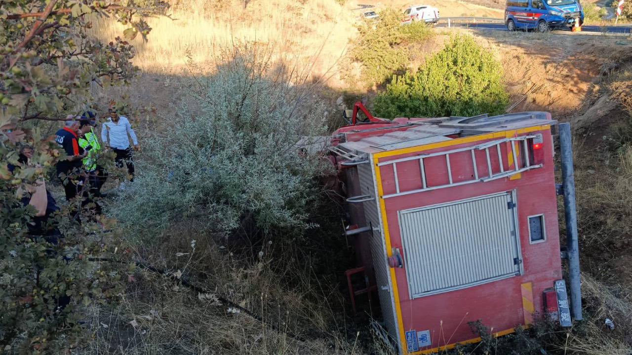 Elazığ'da itfaiye aracı devrildi… 2 yaralı!