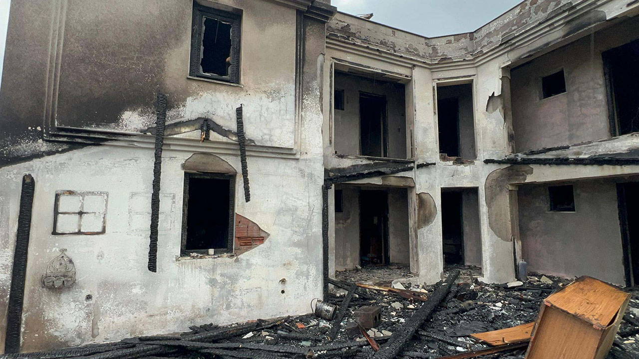 Bozcaada'da otel yangını: 1 köpek hayatını kaybetti