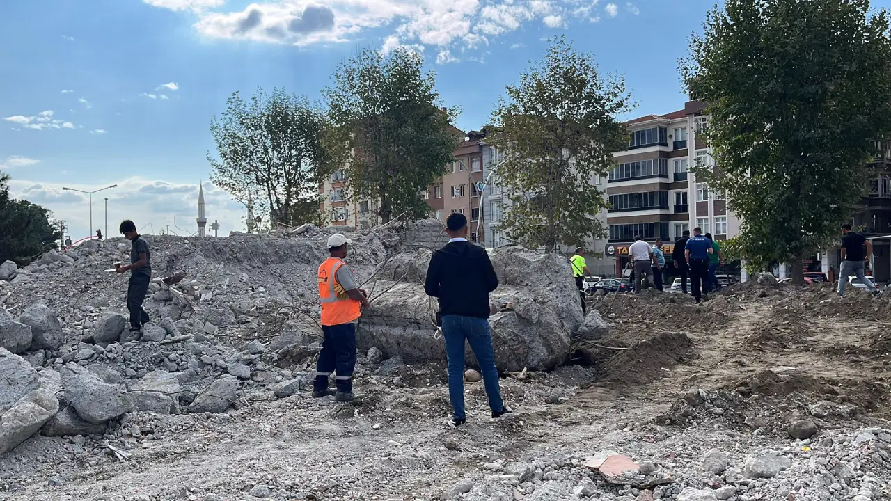 Çorum’da okul binasının yıkımı sırasında toprak altında insan kemikleri bulundu