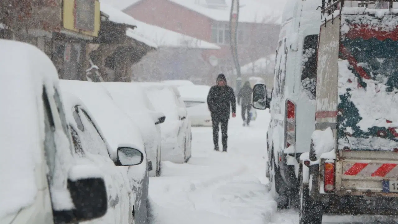 Karlıova'da yoğun kar: 10 köy yolu kapandı