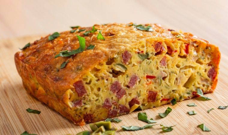 Kahvaltıya lezzetiyle büyüleyecek pratik tarif: Peynirli tuzlu kek tarifi