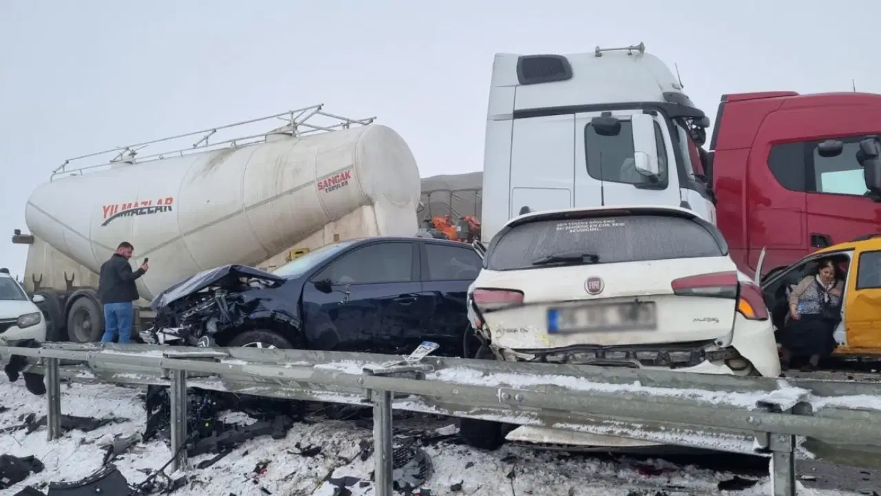 Erzurum'da zincirleme kazada can pazarı: 8 kişi ağır yaralandı, yol trafiğe kapatıldı!