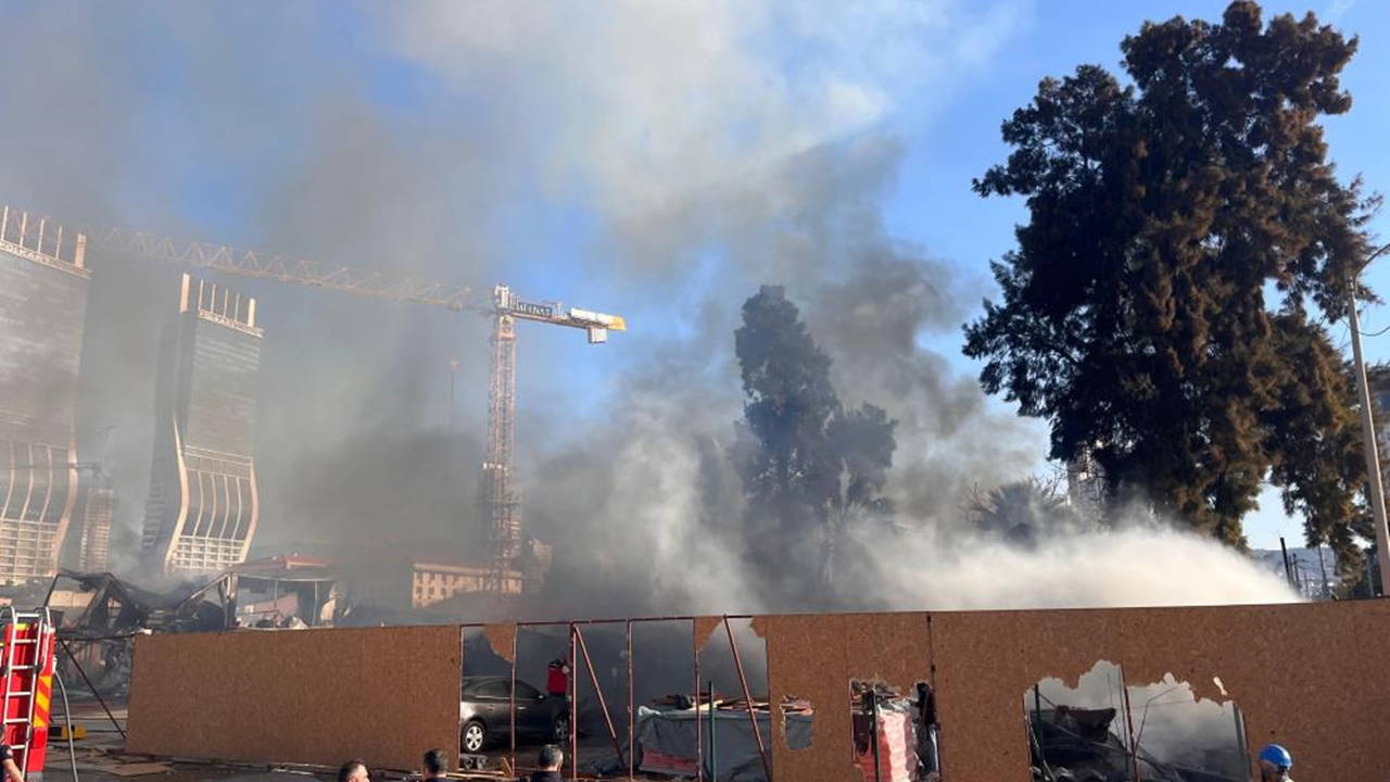 İzmir’de şantiyede yangın: Gökyüzünü siyah dumanlar kapladı!