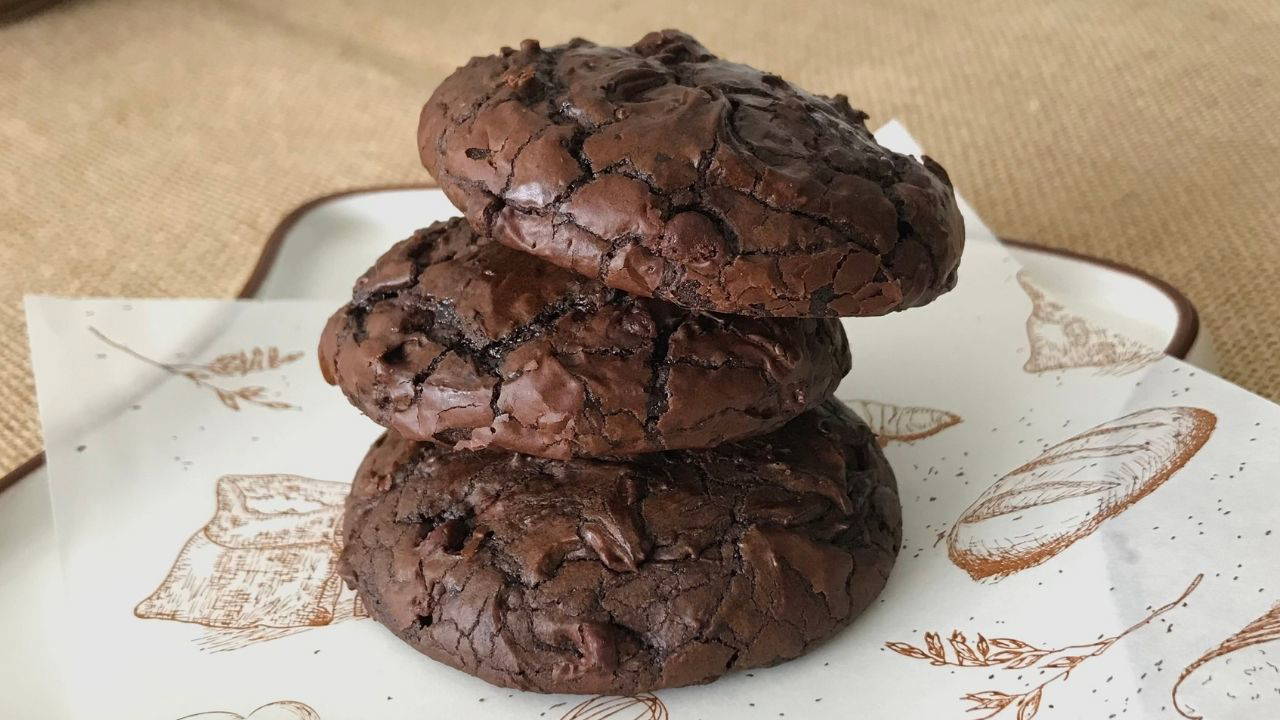 Çikolataseverlerin favorisi olacak enfes lezzet: Brownie kurabiye tarifi
