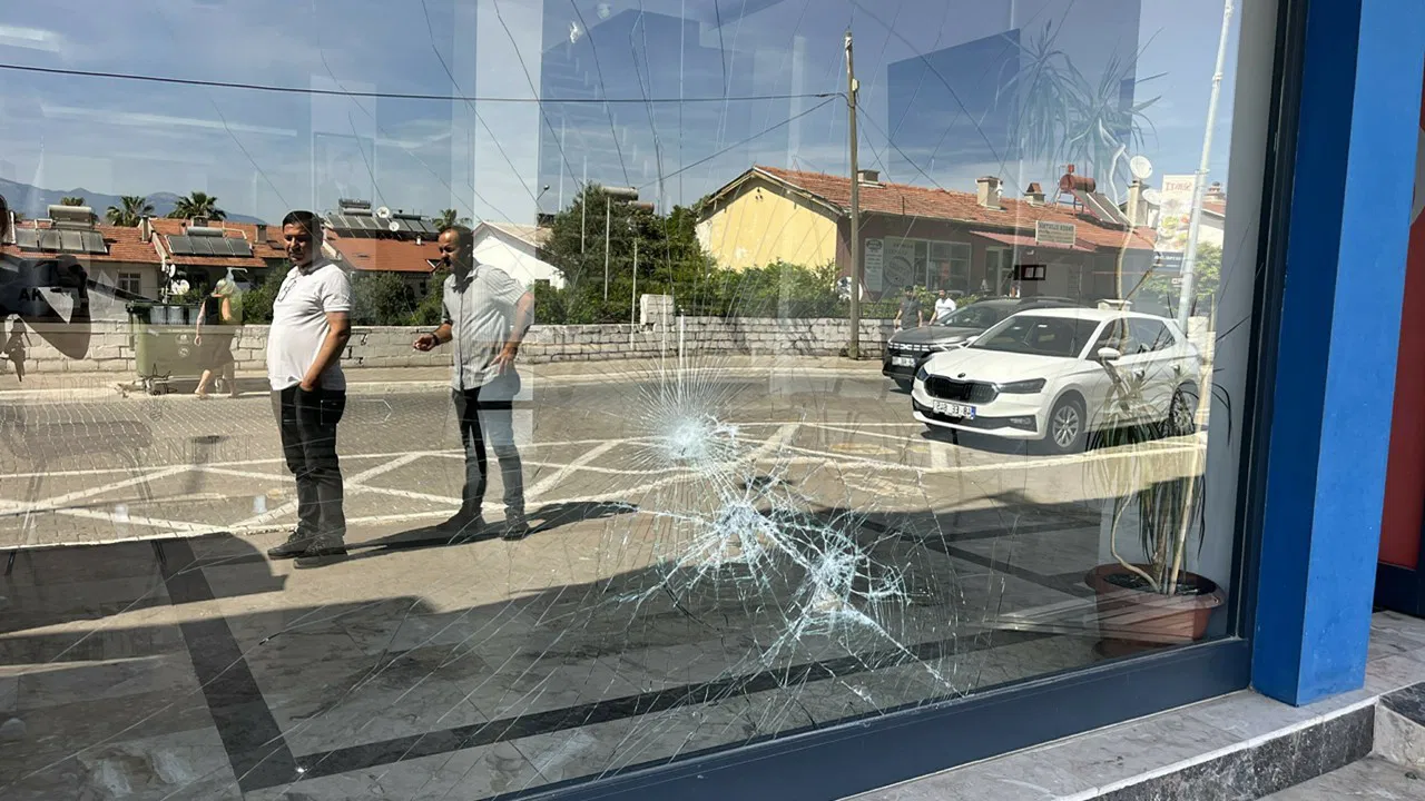 Fethiye'de AKP ilçe binasına taşlı saldırı