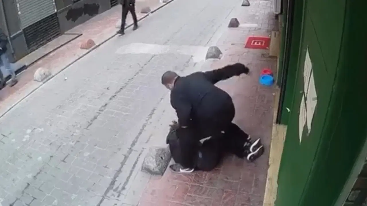 Beyoğlu’nda güvenlik görevlisi kendisine küfreden kişiyi darbetti: 'Adam dövdüm’ diyerek teslim oldu