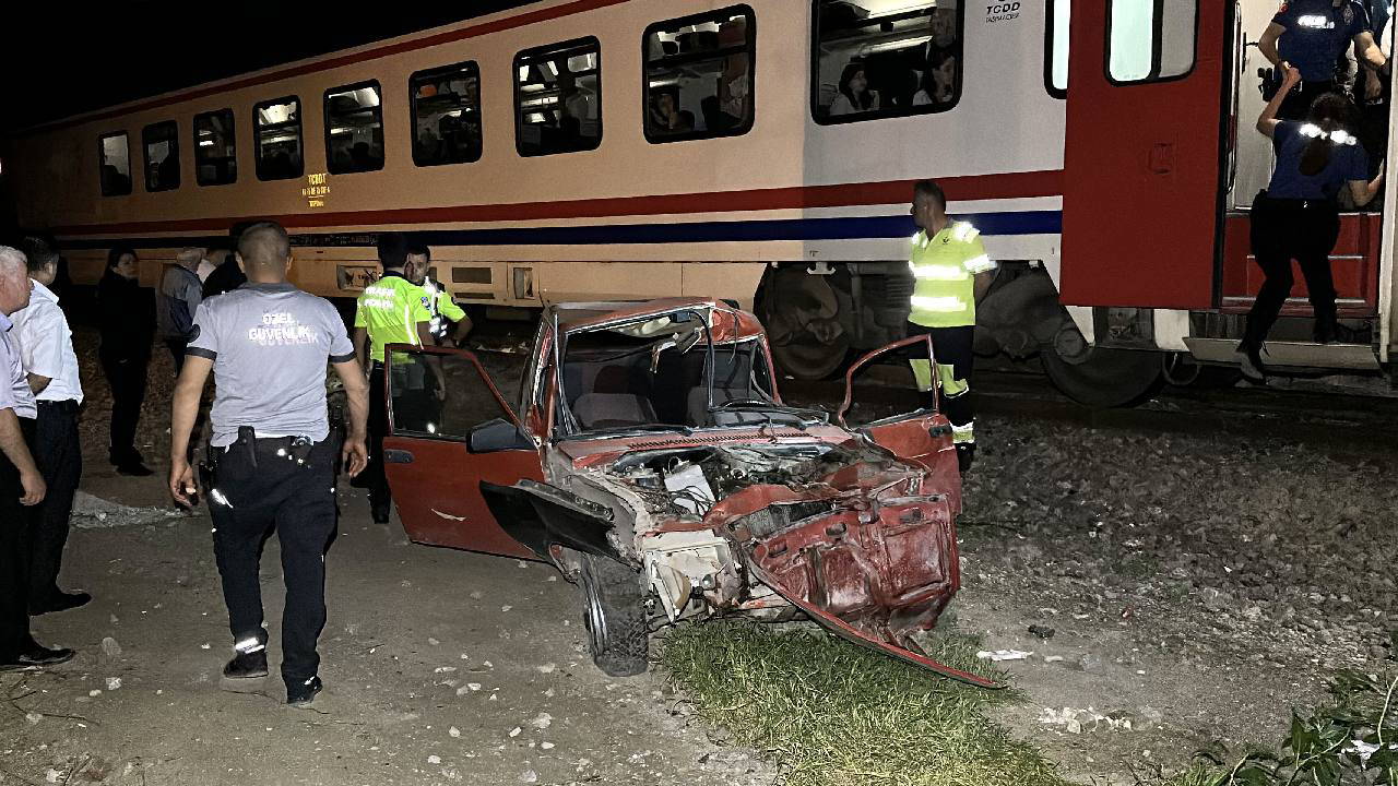 Otomobilini raylara bırakıp kaçtı!