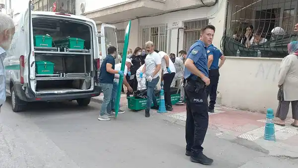 Manisa'da korkunç olay: Kardeşini 'uyuyor' sanmış, 2 gün cesediyle kalmış!