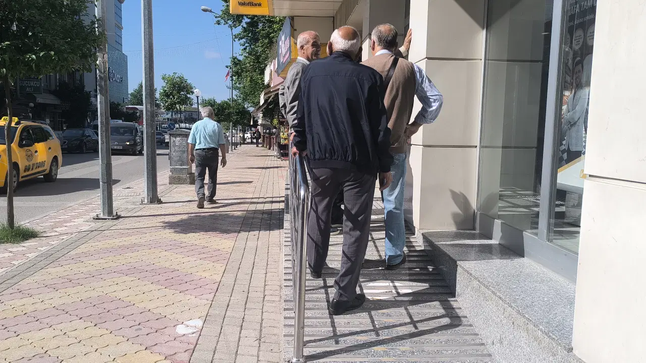 Emekliler bayram ikramiyesi isyanı: 'Çocuklara, torunlara harçlık vereceğiz'