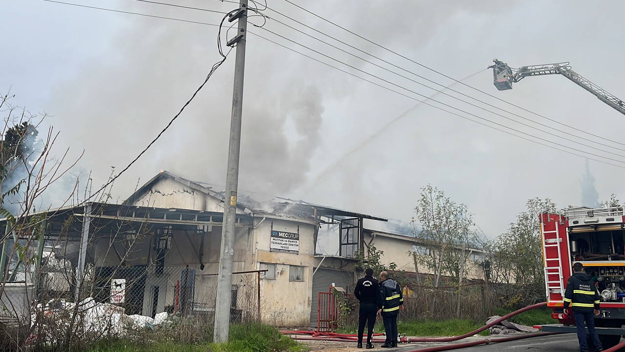 Son dakika... Kocaeli'de üretim tesisinde yangın: Ekipler müdahaleye başladı!