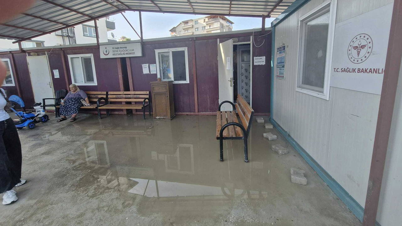 Sağlık ocağını su bastı, Hataylılar isyan etti!