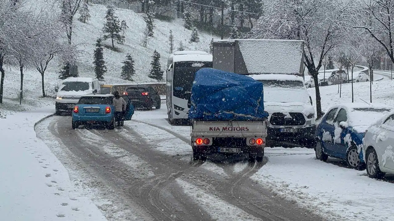 Bursa'da yoğun kar yağışı: Araçlar yolda kaldı