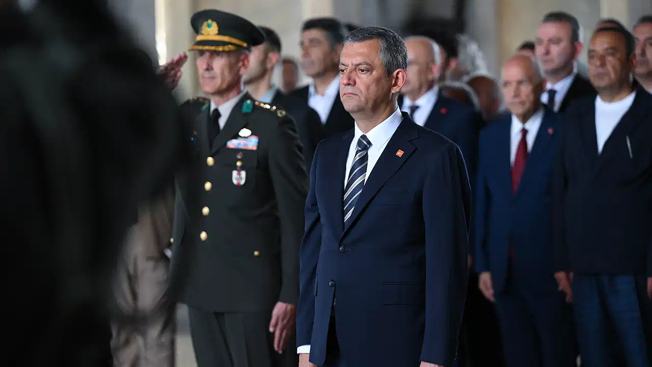 Özgür Özel'den Anıtkabir ziyareti... Özel deftere yazdı: Dikkat çeken 'Lozan' mesajı