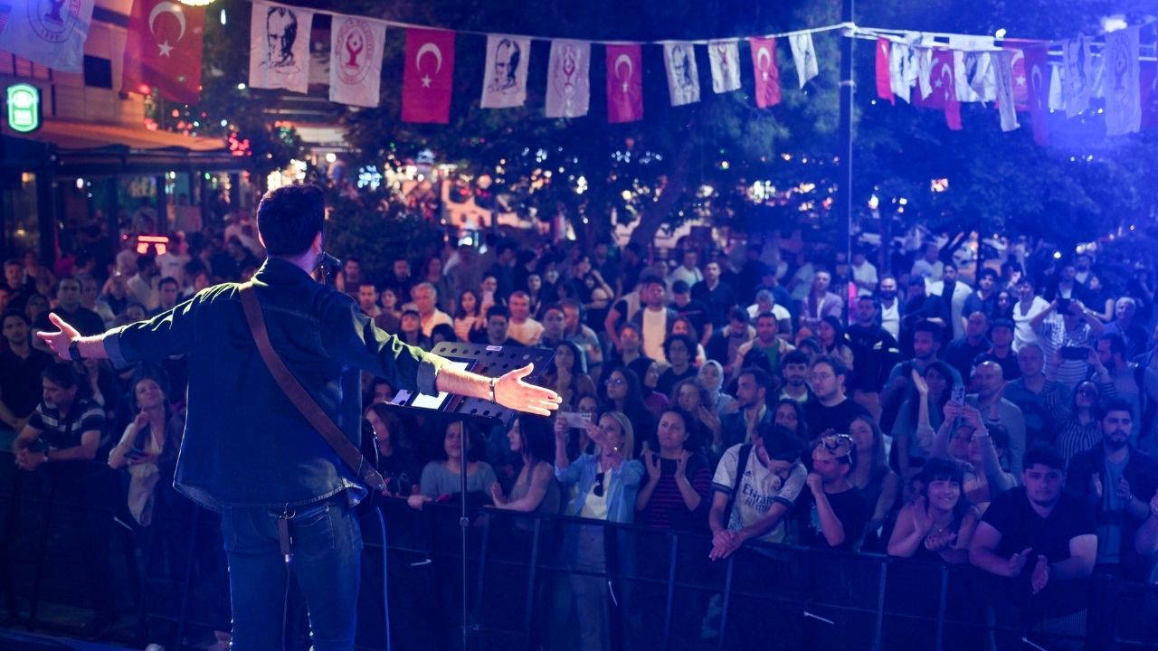 Gençlik coşkusu Bornova sokaklarında yükseliyor