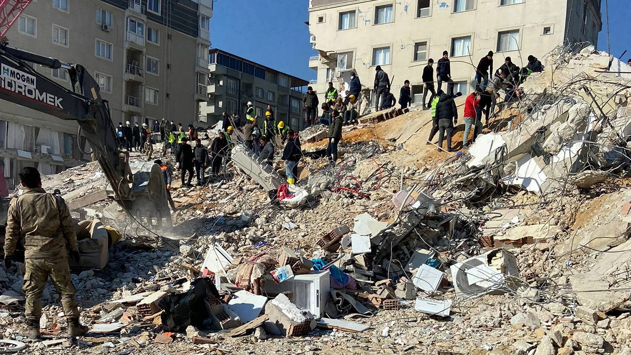 Depremde yıkılan Firuz Mutlu Apartmanı davası ertelendi: Müşteki avukatından çağrı