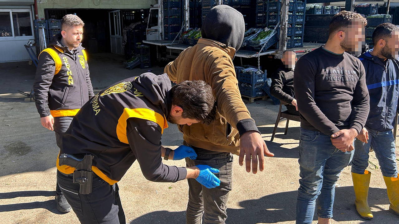 Adana 'da hal kompleksine baskın: 2 şüpheli ve 16 kaçak göçmen yakalandı