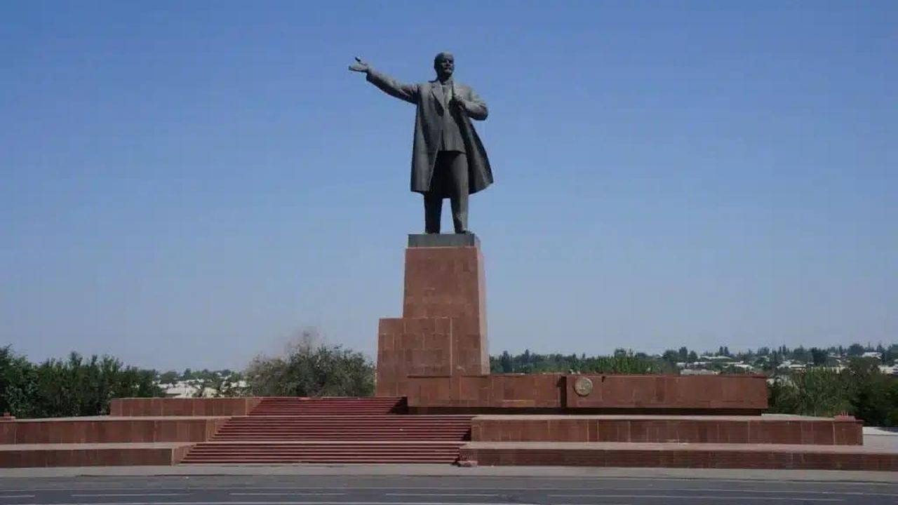Orta Asya’daki en yüksek Lenin heykeli kaldırıldı
