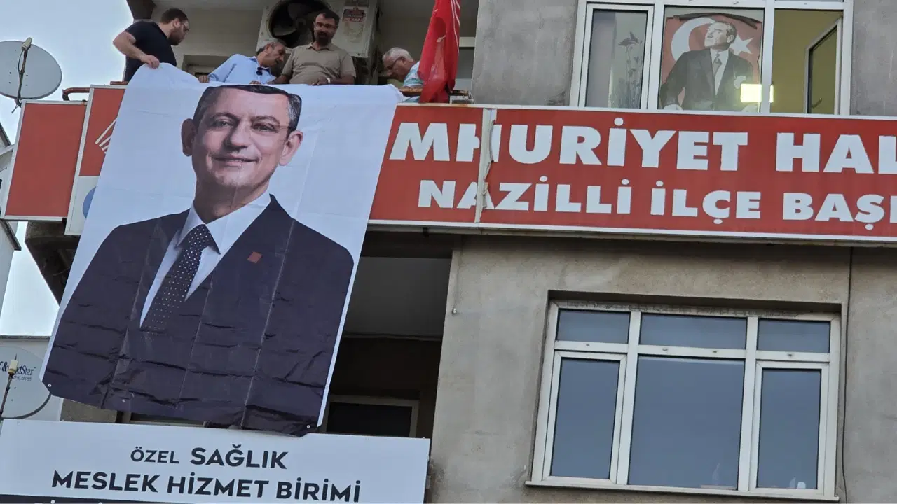 CHP Nazilli İlçe Başkanlığı'na Özgür Özel'in posteri asıldı