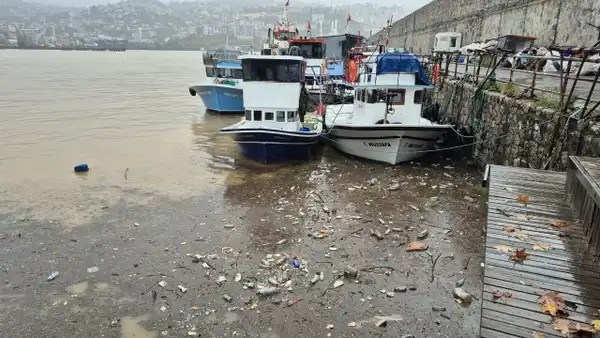 Zonguldak’ta yağış sonrası deniz çamur rengini aldı