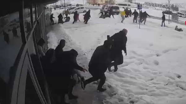 Can havliyle kendilerini dışarı attılar: Malatya'da depremin yeni görüntüleri