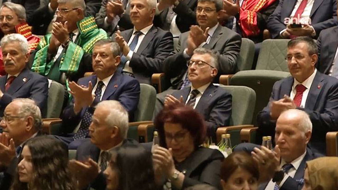 Cevdet Yılmaz, salonda oturan Özgür Özel'i hedef aldı!